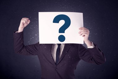 soru işareti olan kağıt tutan işadamı