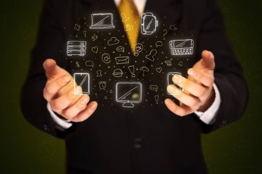 Ağ simgeleri tutan işadamı