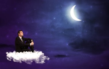 bulut üzerinde oturan adam