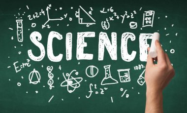 Olgun bilim adamı gemide çizim yapıyor.