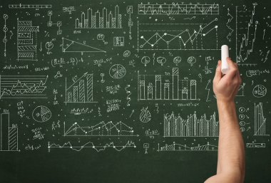 Bir iş adamı tahtaya veri çiziyor