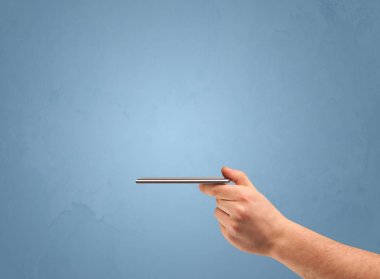 Telefon aygıtı profilden tutuluyor