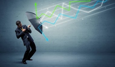 Şemsiye ve borsa okları kavramına sahip iş adamı