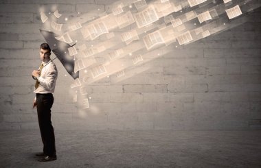 İş adamı ile şemsiye kağıtları rüzgara karşı koruma