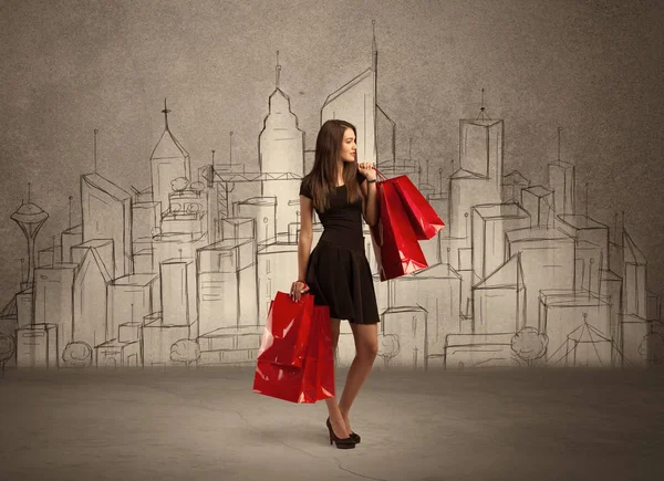 Шопінг дівчина з сумками в намальованому місті — стокове фото