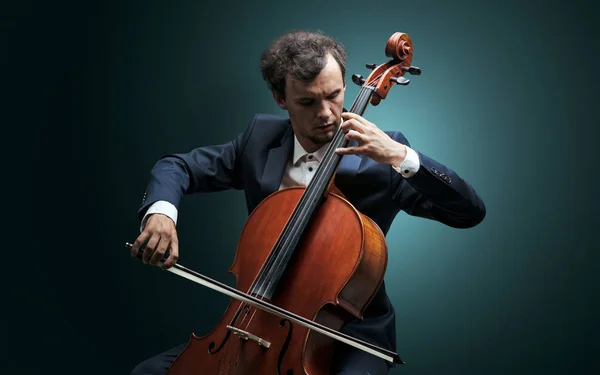 Cellisten spelar på instrument med empati — Stockfoto