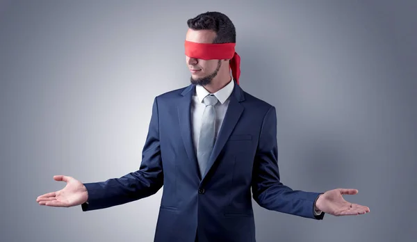 Hombre de negocios cubierto de ojos delante de una pared —  Fotos de Stock