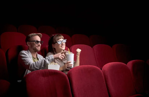 Jovem casal sentado no cinema vermelho — Fotografia de Stock