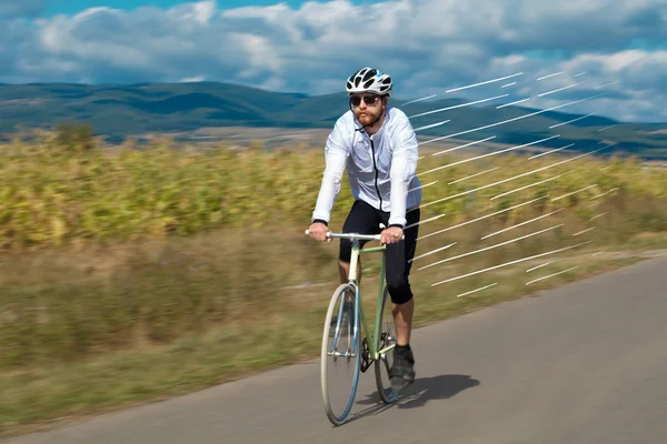 Příležitostné cyklista jedoucí na kole velmi rychle — Stock fotografie