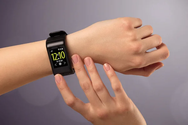 Femme main portant et appuyant smartwatch — Photo