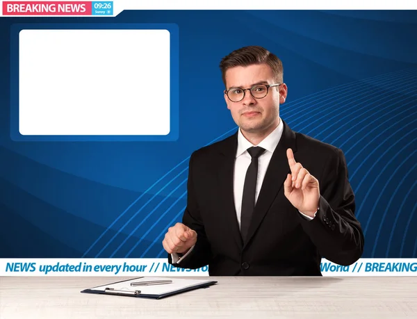 Television reporter telling breaking news at his studio desk wit — Stock Photo, Image