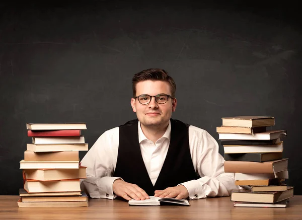 Lehrer mit Büchern — Stockfoto