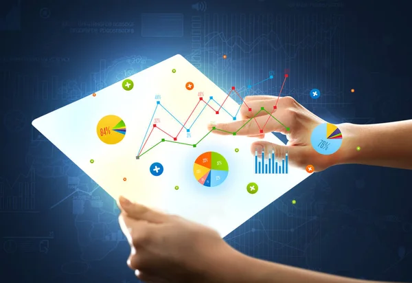 Hände berühren eine glasartige Tablette mit Diagrammen — Stockfoto