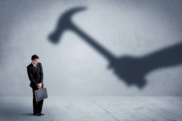 A vállalkozó fél egy árnyék kezében kalapácsot koncepció — Stock Fotó