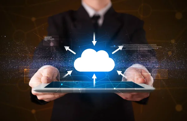Empresario sosteniendo tableta con el icono de la nube — Foto de Stock