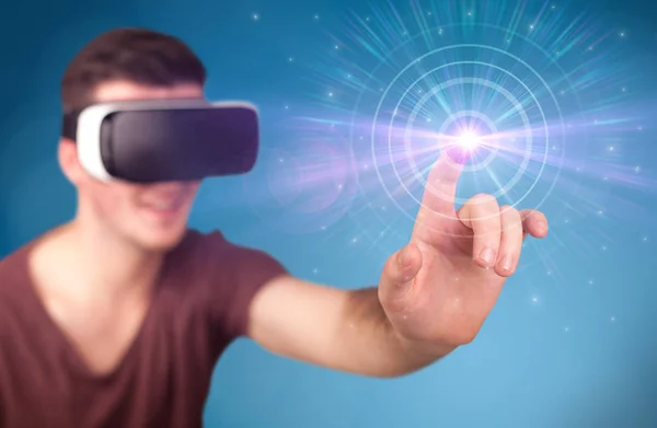 Man wearing virtual reality goggles — Stock Photo, Image