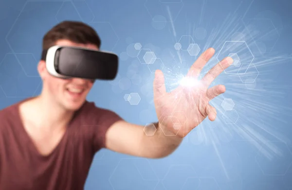 Людина в окулярах віртуальної реальності — стокове фото