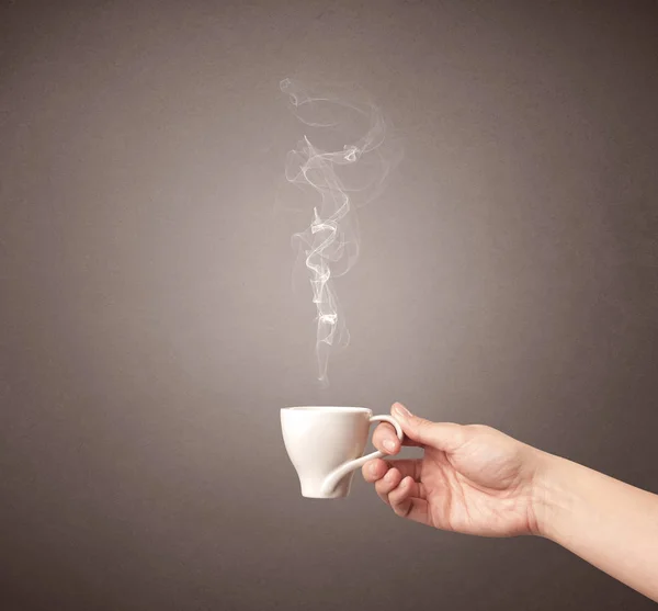 Mão feminina segurando xícara de café — Fotografia de Stock