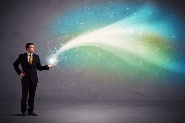Бизнесмен держит свет
