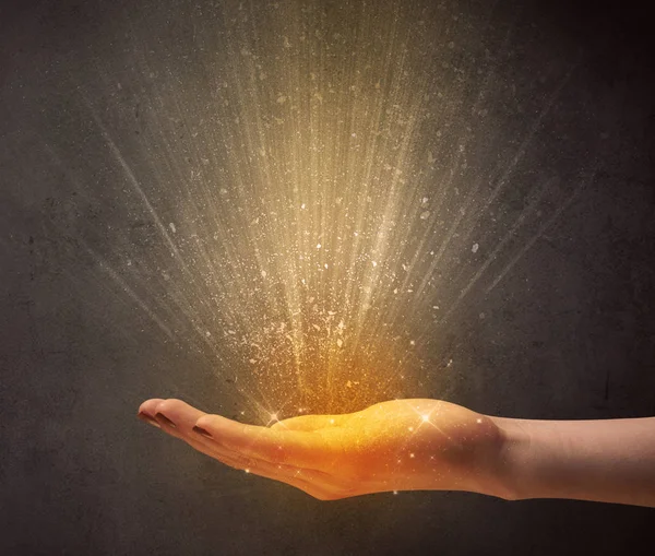Hand holding geel licht — Stockfoto