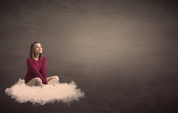 Frau sitzt auf einer Wolke mit einfachem Backgrund — Stockfoto