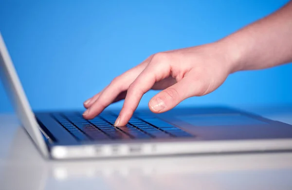 Fechar a mão pressionando botões de teclado — Fotografia de Stock