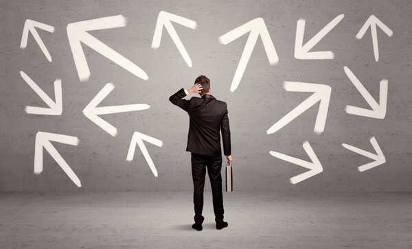 Смущенный продавец со стрелами на стене