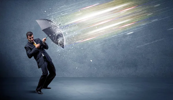 Pria bisnis yang mempertahankan balok cahaya dengan konsep payung — Stok Foto