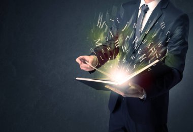 Elinde kitap tutan bir işadamı.