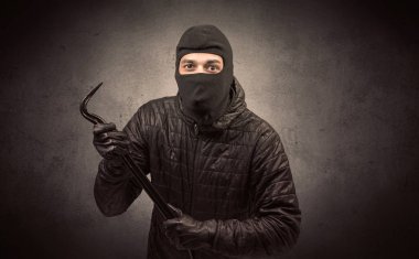 Hırsız aracı ile.