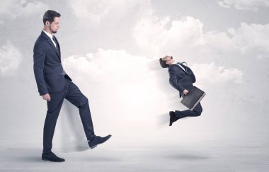 Büyük patron küçük çalışan tekme