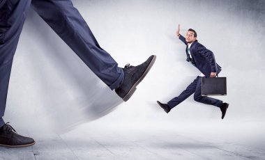 Uzun bacaklı tekme küçük adam