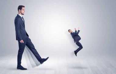 Dev işadamı küçük iş adamı tekme 