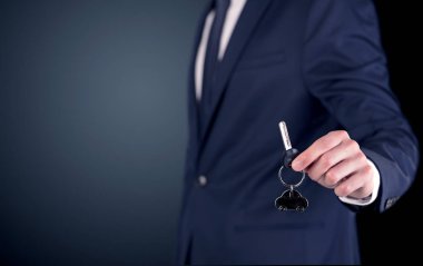 Genç adam el tuşları 