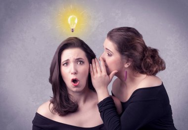 Kız onu kız arkadaşına gizli şeyler söylüyorum