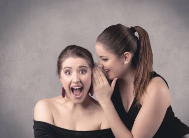 Kız onu kız arkadaşına gizli şeyler söylüyorum