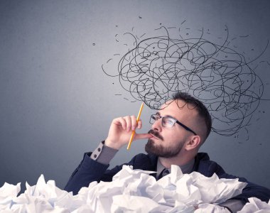 İşadamı buruşuk kağıt üzerinde