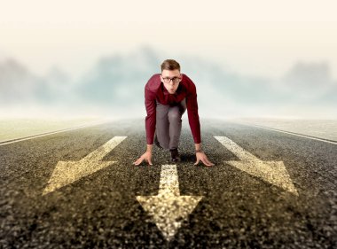 Hazır konumda diz çökmüş işadamı