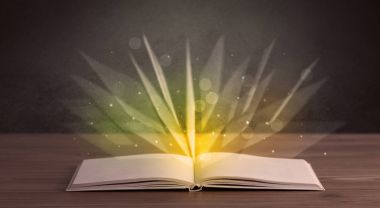 Kitap üzerinde sarı ışık 
