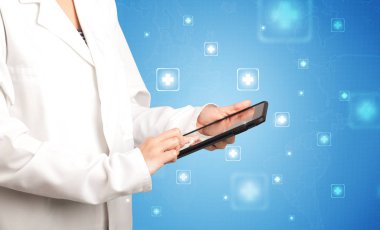 kadın doktor tablet ile