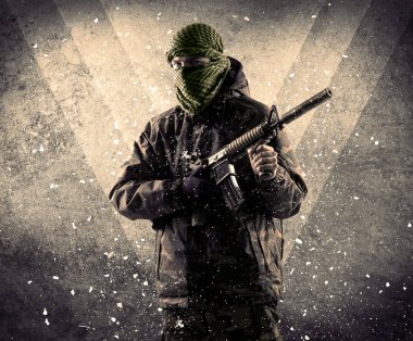 Eski backgro tehlikeli Maskeli silahlı askerlerle portresi