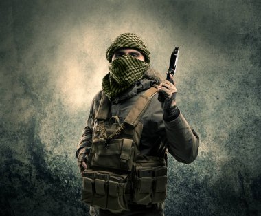 Eski adam Maskeli silahlı askerlerle portresi