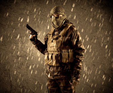 Tehlikeli ağır silahlı terörist asker grungy ra maske ile