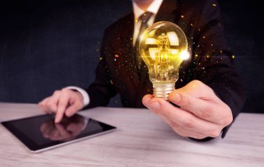 bir ampul tutarak ofis çalışanı