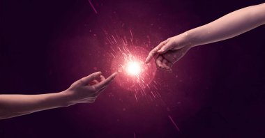 Dokunan eller uzayda ışıldar