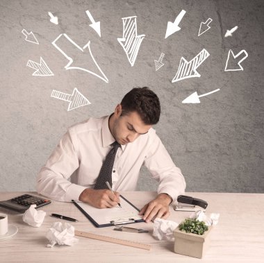 Meşgul ofis çalışanı ile çizilen okları