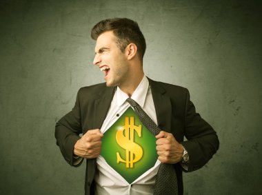 Gömleğini sandığının üstünde dolar işareti olan kapalı yırtılma işadamı