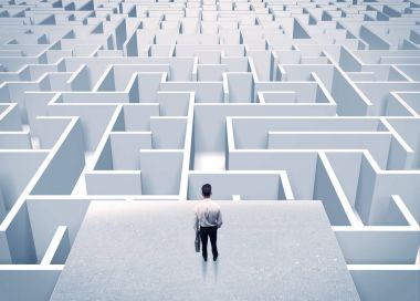 İşadamı sonsuz labirent bakıyor