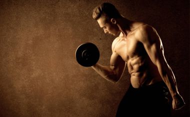 Kas formundaki vücut geliştirici sporcu ağırlık kaldırıyor 