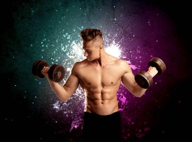 Çekici kaslı adam ağırlık kaldırıyor.